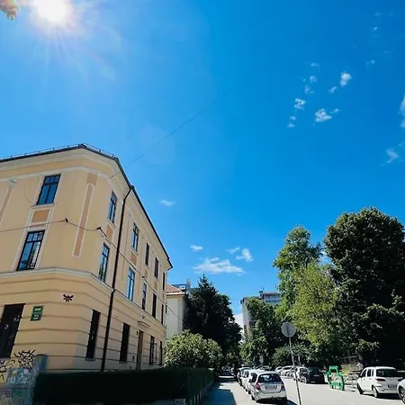 Center Nearby Everything Апартаменти